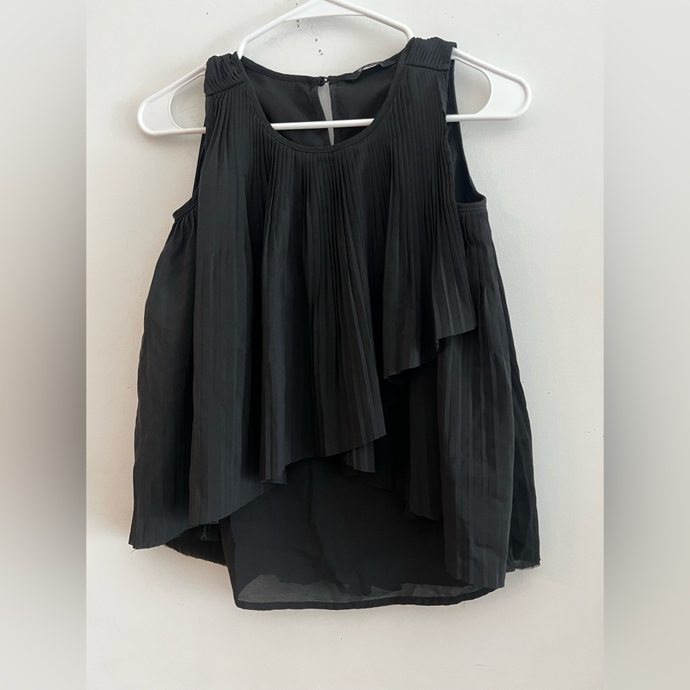Van Heusen Black Pleated Sleeveless Blouse Women’s XS Layered Hem Keyhole Back